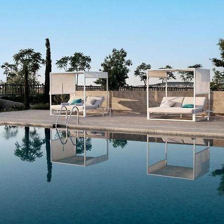 Hospes Palacio De Arenales & Spa Caceres Exterior photo 3D rendering of a poolside scene