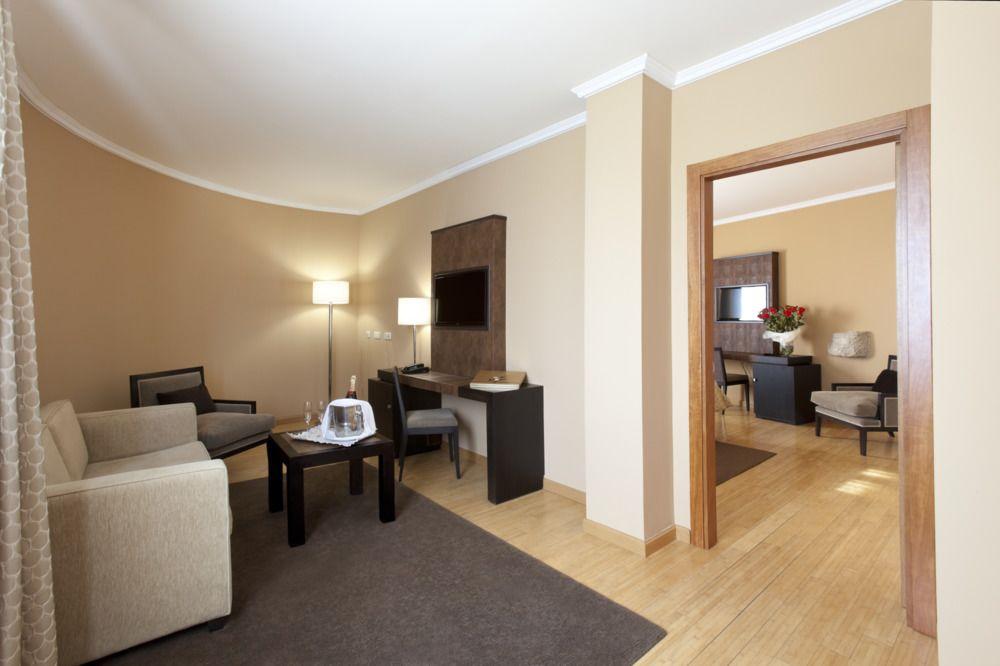 Hospes Palacio De Arenales & Spa Caceres Exterior photo Suite