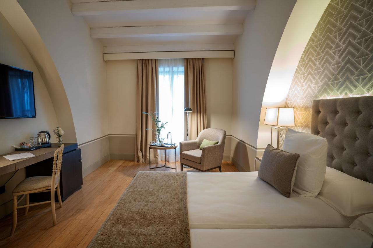 Hospes Palacio De Arenales & Spa Caceres Exterior photo A room at the hotel