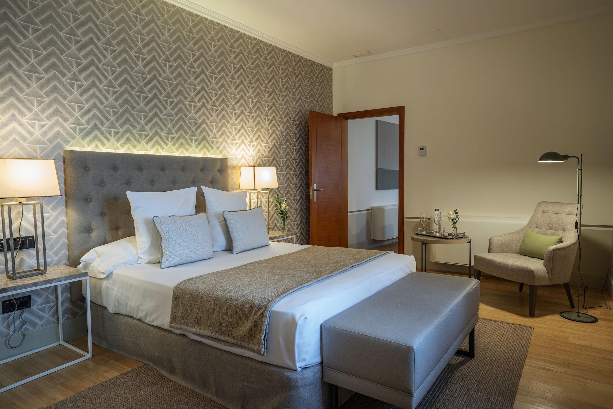 Hospes Palacio De Arenales & Spa Caceres Exterior photo A bedroom at the hotel