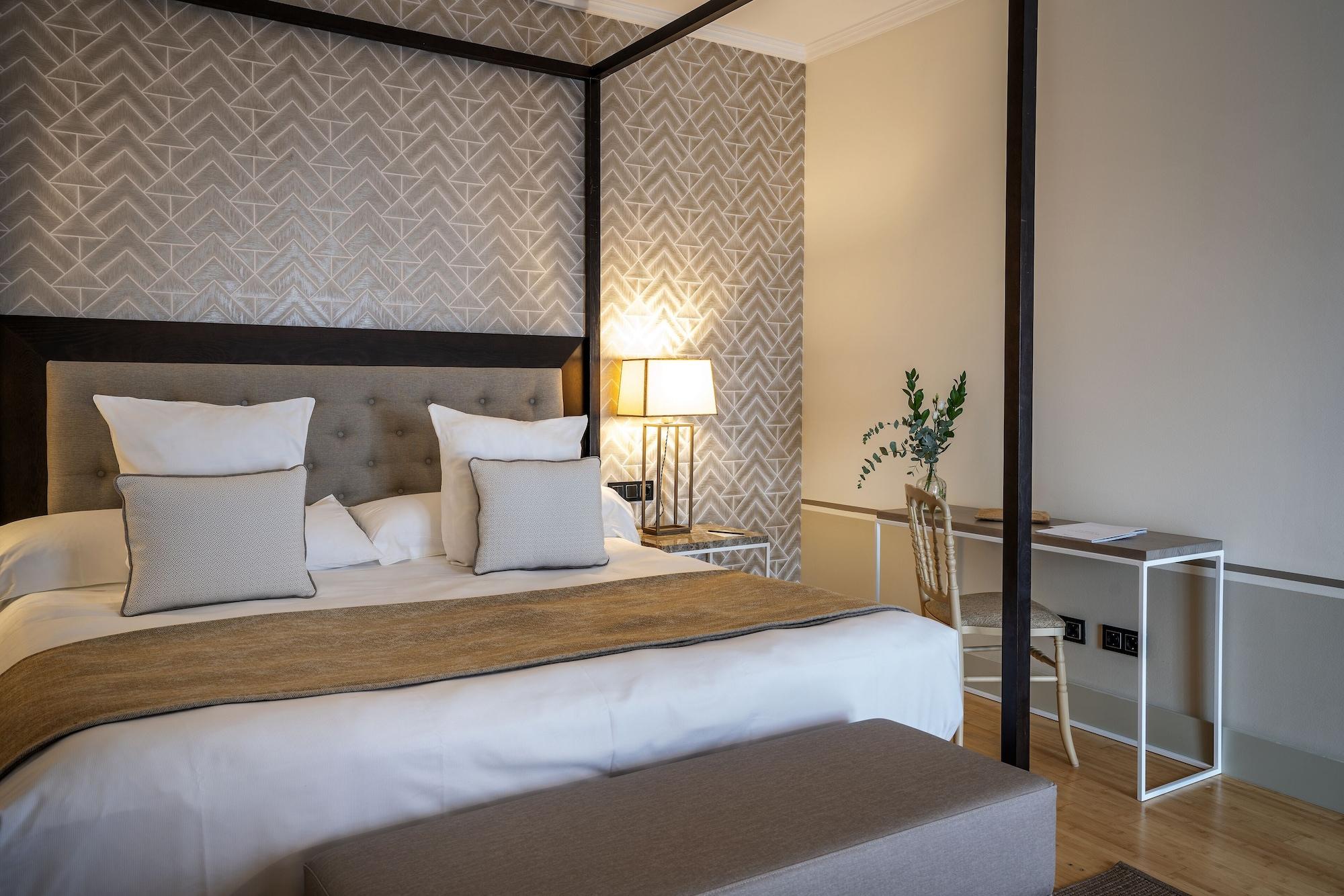 Hospes Palacio De Arenales & Spa Caceres Exterior photo A room at the hotel