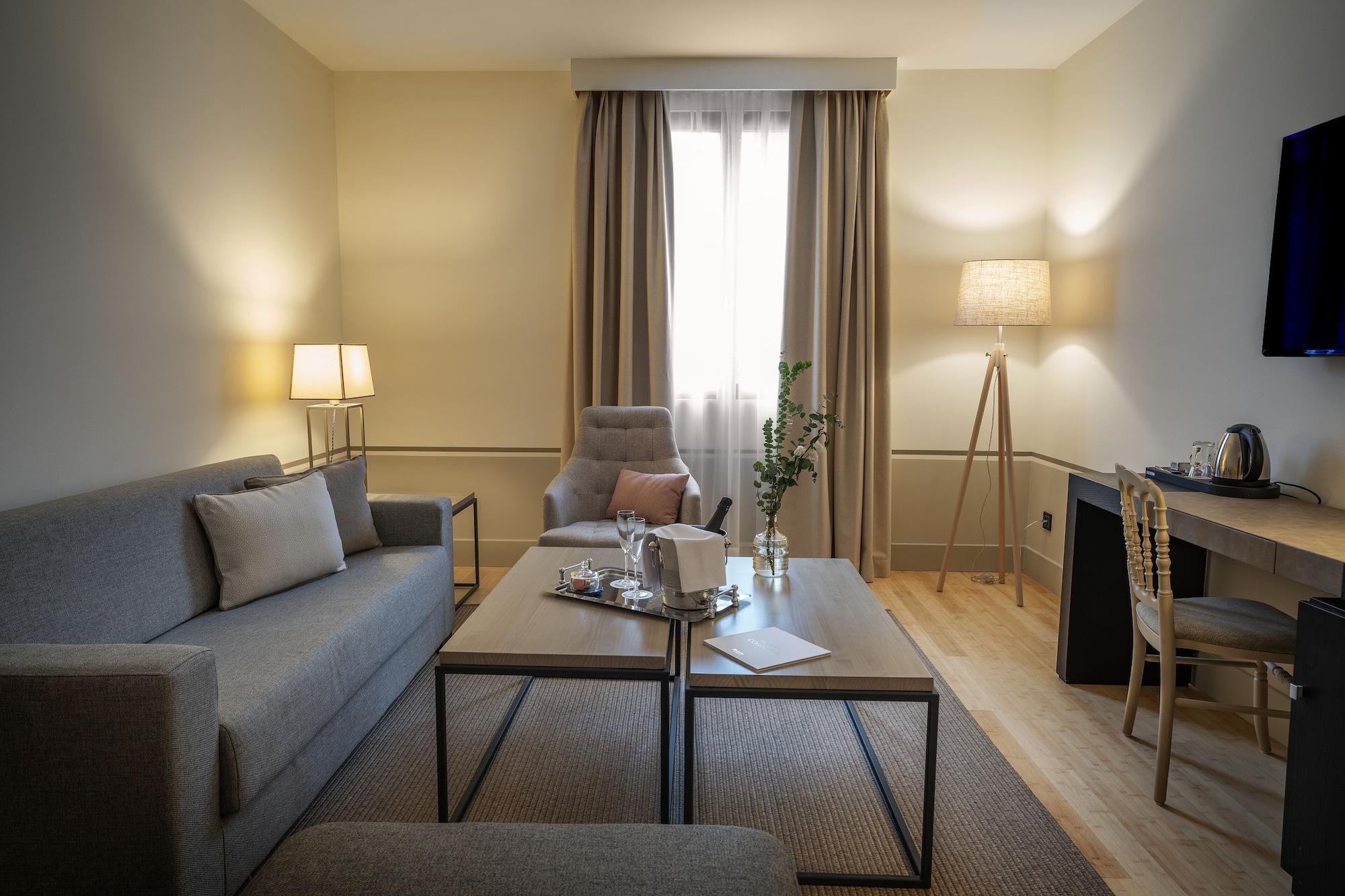 Hospes Palacio De Arenales & Spa Caceres Exterior photo A suite at the Hotel du Pont de l'Alma
