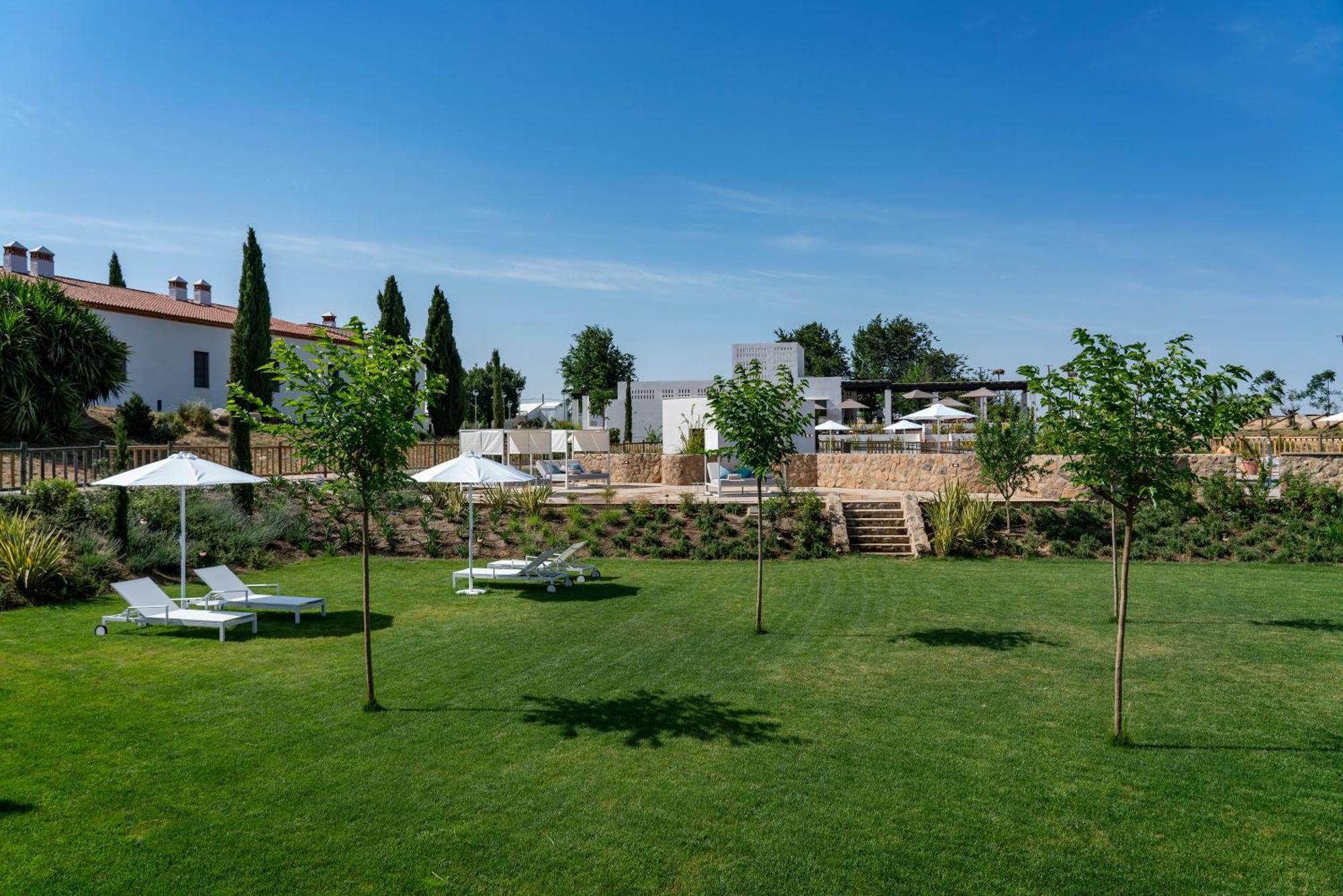 Hospes Palacio De Arenales & Spa Caceres Exterior photo The hotel's gardens